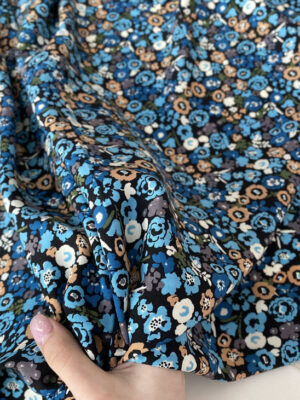 Штапель віскозний блакитно-коричневі квіточки з листям на чорному фоні