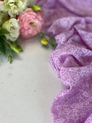 Жатий шифон ніжно-лілового відтінку з тонекими білими квіточками