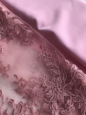 Мереживне полотно фрезового кольору з фактурним вишитим принтом та фігурними фестонними краями