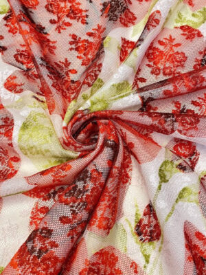 Сітка білого кольору з крупними акварельними маками червоно-бордового кольору та салатовим листям