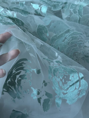 Сітка-органза з оксамитовими квітами кольору тіфані