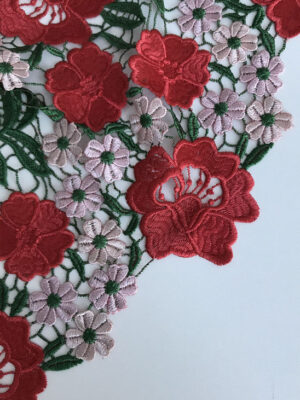 Мереживне полотно з об'ємними квітами червоного і ніжно-рожевого кольору та зеленим листям