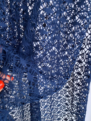 Сітка фактурна темно-синього кольору з мереживним принтом