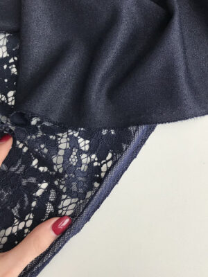 Гіпюр темно-синього кольору з квітами та кордовою ниткою