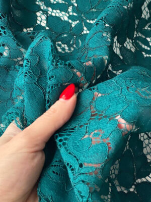 Гіпюр бірюзового кольору з квітами та кордовою ниткою