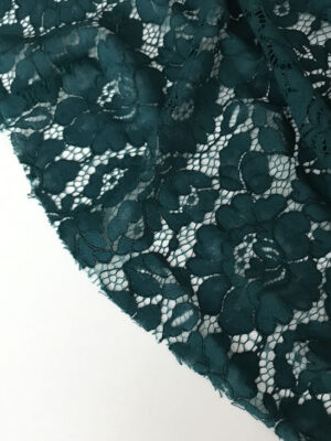 Гіпюр насиченого бірюзово-смарагдового кольору з густими квітами круглоі форми та кордовою ниткою