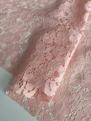 Мереживне полотно ніжно-персикового тону з густими квітами