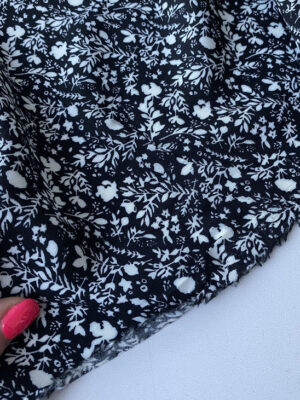 Тканина штапель мілкий квітково-ягідний принт білого кольору на чорному фоні