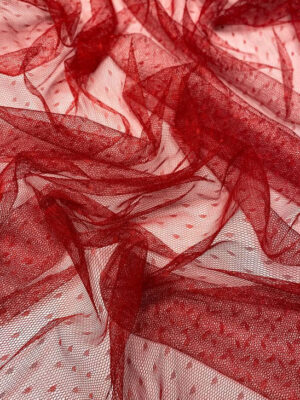 Сітка червоного кольору з мушкою