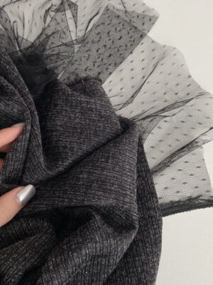 Сітка чорного кольору з мушкою