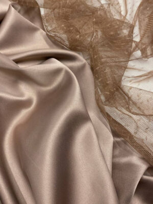 Сітка тілесного кольору з мушкою