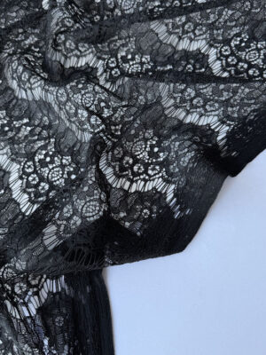 Мереживне полотно чорного кольору з "ресничками", щільне, з кордовою ниткою