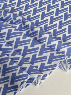 Суперсофт з графічними блакитними зиг-загами на біло-молочному фоні