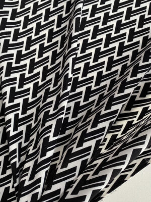 Суперсофт з графічними чорними зиг-загами на біло-молочному фоні