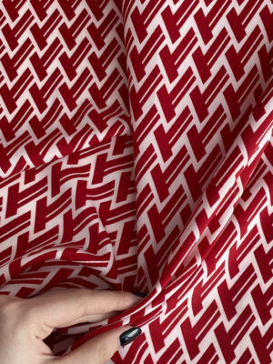 Суперсофт з графічними темно-червоними зиг-загами на біло-молочному фоні