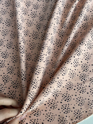 Суперсофт з з мілесенькими зірочками чорного кольору на пудрово-персиковому фоні