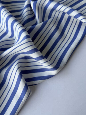 Суперсофт з вертикальними блакитними смужками різноі ширини на молочно-білому фоні