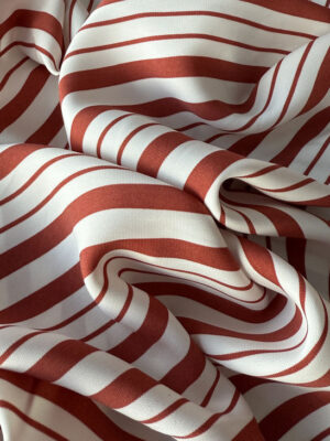 Суперсофт з вертикальними теракотовими смужками різноі ширини на молочно-білому фоні
