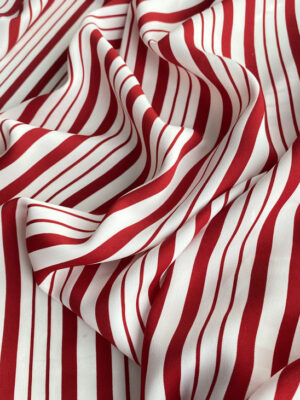 Суперсофт з вертикальними темно-червоними смужками різноі ширини на молочно-білому фоні