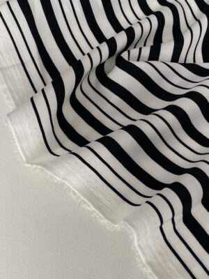 Суперсофт з вертикальними чорними смужками різноі ширини на молочно-білому фоні