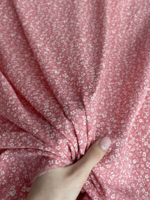 Тканина штапель мілесенький білий квітковий малюнок на ніжно-фрезовому фоні