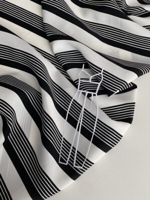 Суперсофт з вертикальними чорними смужками різноі ширини типу штрихкод (ширина 3мм і 9мм) на біло-молочному фоні