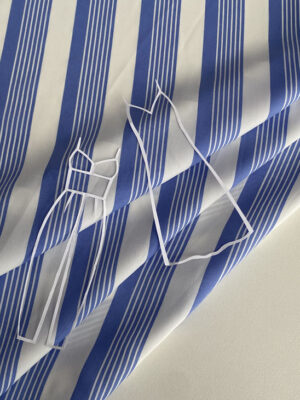 Суперсофт з вертикальними блакитними смужками різноі ширини типу штрихкод (ширина 3мм і 9мм) на біло-молочному фоні