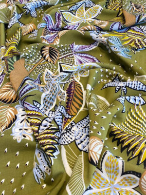 Віскозний льон з фантазійним тропічним принтом на красивому оливковому фоні