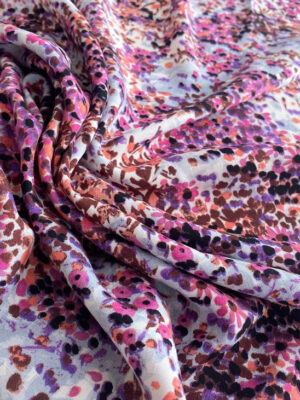 Віскозний льон з розсипом міленьких квіточок кольору фуксіі та кориневатих листиків на світлому фоні