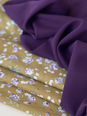 Віскозний льон кольору хакі з не крупними фіолетовми квітами і зеленими листиками