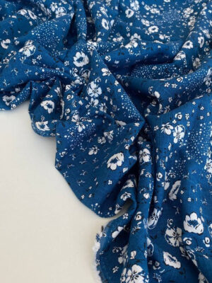 Віскозний льон темно-синього кольору з білими квіточками різного розміру