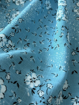 Віскозний льон насиченого блакитного кольору з білими квіточками різного розміру