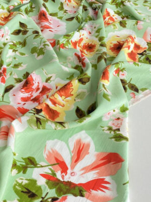 Віскозний льон ніжного салатового кольору з крупними теракотовими півоніями і зеленим листям