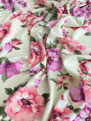 Віскозний льон ніжного молочного кольору з крупними рожевими і ліловими півоніями і зеленим листям