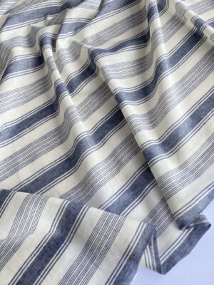 Тоненький льон з бавовною з меланжевии синіми смужками на кольорі небіленого льону, ширина смужок 2см і 1-2мм