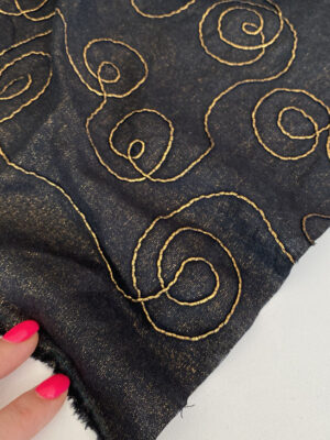 Льон чорного кольору з золотистим напиленням та вишивкою кордовою ниткою