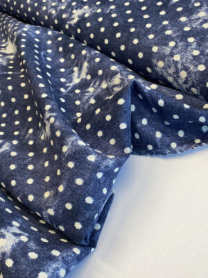 Льон темно-синього кольору з білими горошками і білими абстракційними пламами в стилі тай дай