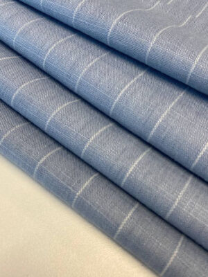 Льон блакитно-сизого кольору з тонкою вертикальною смужкою білого кольору