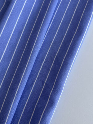 Льон блакитного кольору з вертикальною тонкою смужкою білого кольору