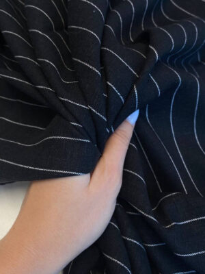 Чорний льон з тонкою вертикальною смужкою білого кольору