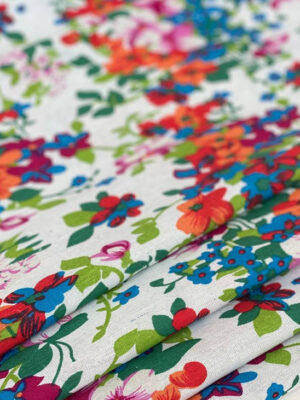 Льон біло-сірого кольору з помаранчовимю синіми та червоними квітами і зеленим листям