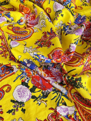 Яскраво-жовтий льон з квітами та східним принтом огірки