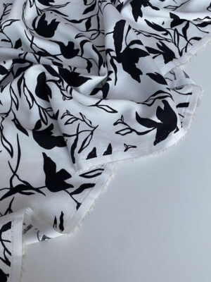 Тканина штапель білий с вертикальними чорними тюльпанами графіка