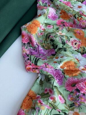 Віскозний льон ніжно-салатового кольору з рожевими та помаранчовими квіточкми і зеленим листям