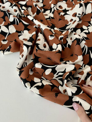 Тканина штапель коричневий з крупними чорно-білими квітами