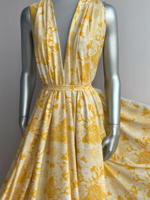 Тканина штапель  білі квіти типу соняхів на жовтому фоні