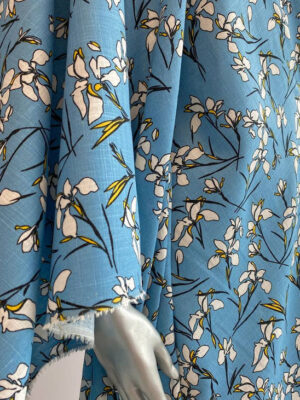 Льон насиченого блакитного кольору з ніжними пролісками