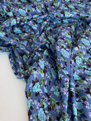 Котон джинсового кольору з фіолетовими квіточками і зеленим листям