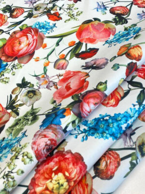 Котон-сатин біло-молочного кольору з крупними рожевими квітами і тонким листям