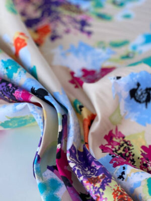 Котон-сатин світло-бежевого кольору з різнокольоровими квітами